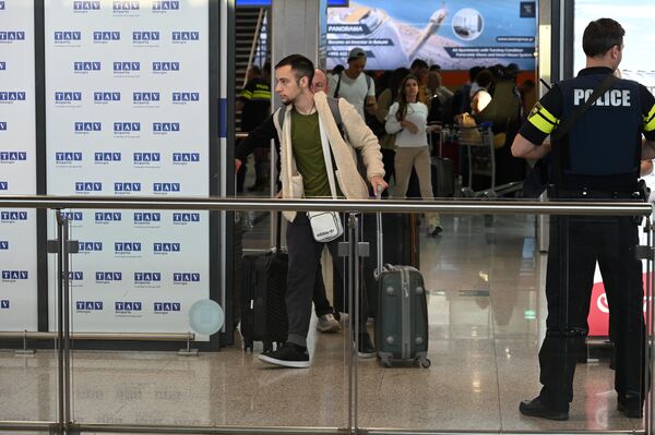 Пассажиры, которые прилетели в Тбилиси из Москвы, были довольны возобновлением прямых рейсов. - Sputnik Грузия