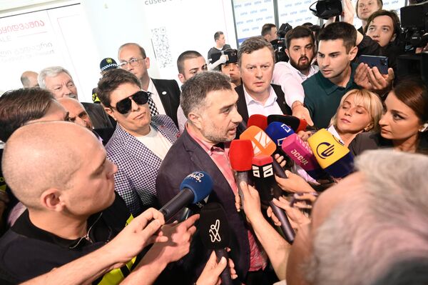Председатель организации &quot;Солидарность во имя мира&quot; Мераб Чикашвили заявил, что снятие виз для граждан Грузии и возобновление прямого авиасообщения имеет огромное значение. - Sputnik Грузия