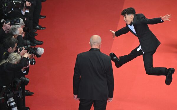 Британский актер Итанн Исидор совершил фееричный прыжок, который не ускользнул от фотографов. - Sputnik Грузия