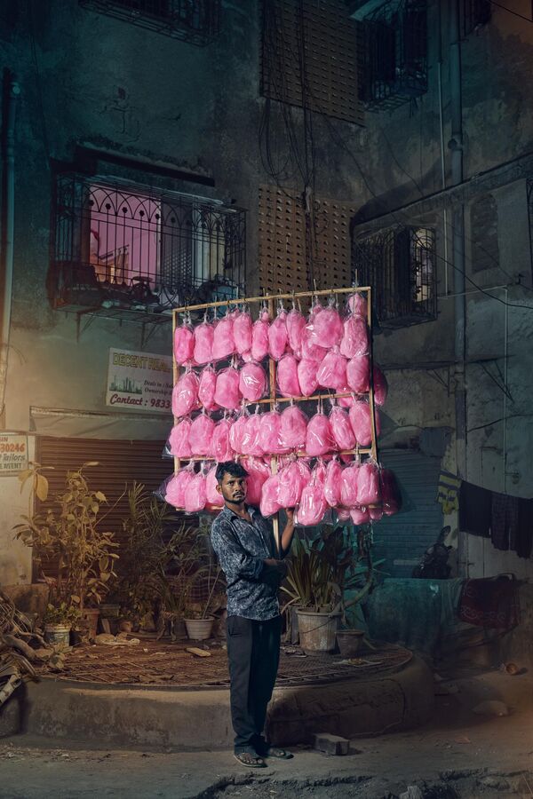 Победитель конкурса - британский фотограф Джон Инок запечатлел портрет уличного продавца сладкой ватой на улицах Мумбаи в Индии. - Sputnik Грузия