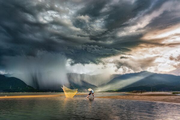 Снимок &quot;Во время шторма&quot; вьетнамского фотографа Кхань Фан Тхи. Вьетнамцы в этой лагуне часто рыбачат во время отлива. - Sputnik Грузия