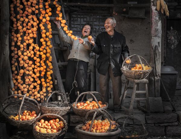 Фото с позитивным настроением: фермеры из китайской провинции Шаньси подготавливают яркую солнечную хурму нового урожая к вялению. Автор - Чжунхуа Ян. - Sputnik Грузия