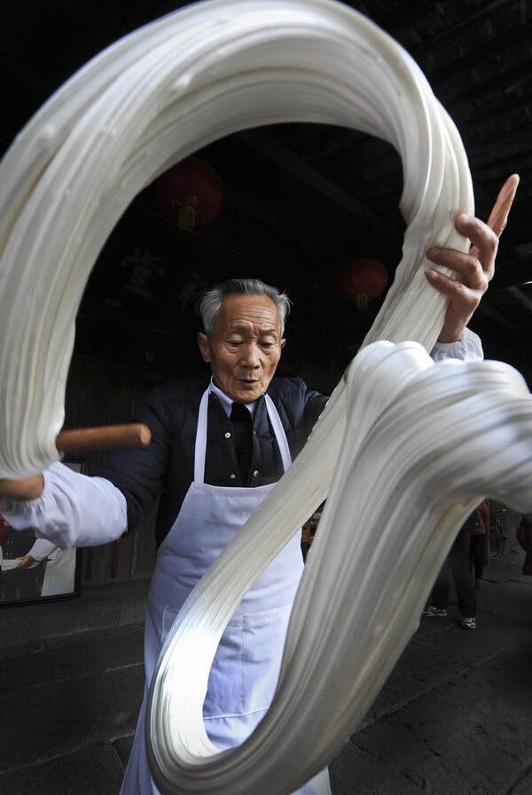 Такие сахарные леденцы умеют делать лишь мастера из китайской провинции Чжэцзян. Их работу часто сравнивают с танцем. Автор - Чжунхуа Ян. - Sputnik Грузия