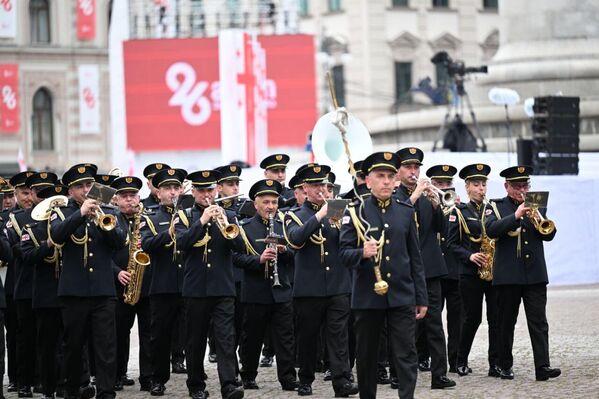 По традиции всех последних лет празднование началось с крупного военного парада на площади Свободы. - Sputnik Грузия