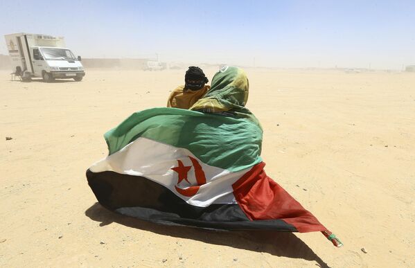 Сахарские беженцы празднуют 50-летие Polisario Front в лагере Ауссеред в Алжире. - Sputnik Грузия