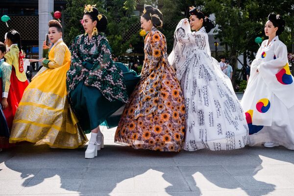 Корейские женщины в национальных костюмах на культурном фестивале в Сеуле. - Sputnik Грузия