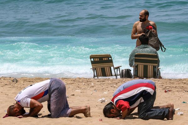 Мужчины-мусульмане молятся на общественном пляже в Ливане. - Sputnik Грузия