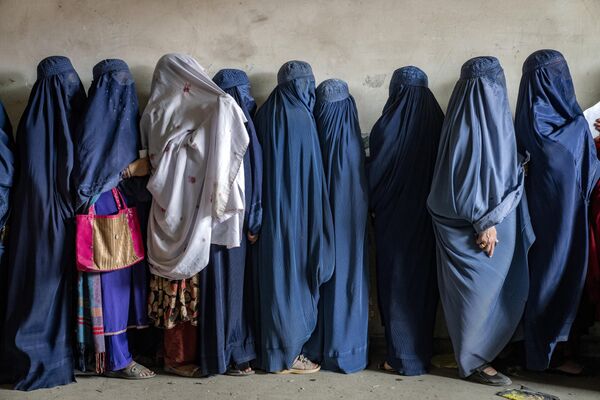 Афганские женщины ожидают получения продовольственных пайков в Кабуле. - Sputnik Грузия