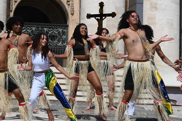 Танцоры капоэйры из Бразилии танцуют после проповеди папы Римского на площади Святого Петра в Ватикане. - Sputnik Грузия