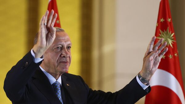 თურქეთის პრეზიდენტი რეჯეფ თაიფ ერდოღანი არჩევნებში გამარჯვების შემდეგ - Sputnik საქართველო