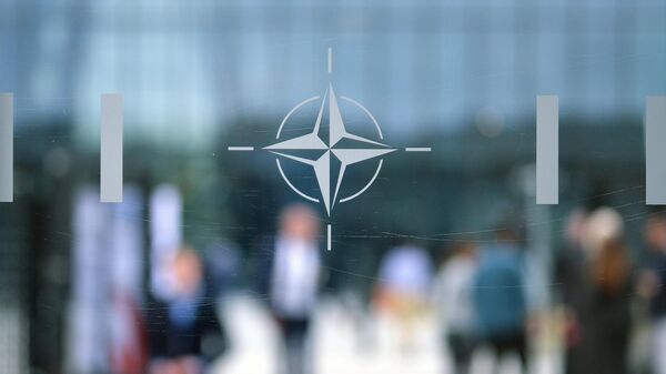 Эмблема Организации Североатлантического договора (НАТО) в Брюсселе.   - Sputnik Грузия