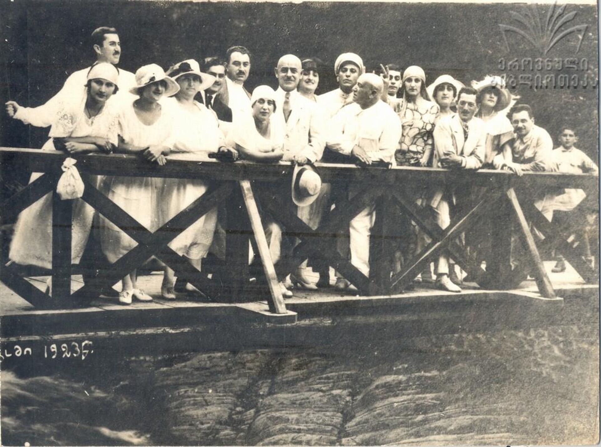 Певец Вано Сараджишвили в Боржоми с друзьями, 1923 год - Sputnik Грузия, 1920, 03.06.2023