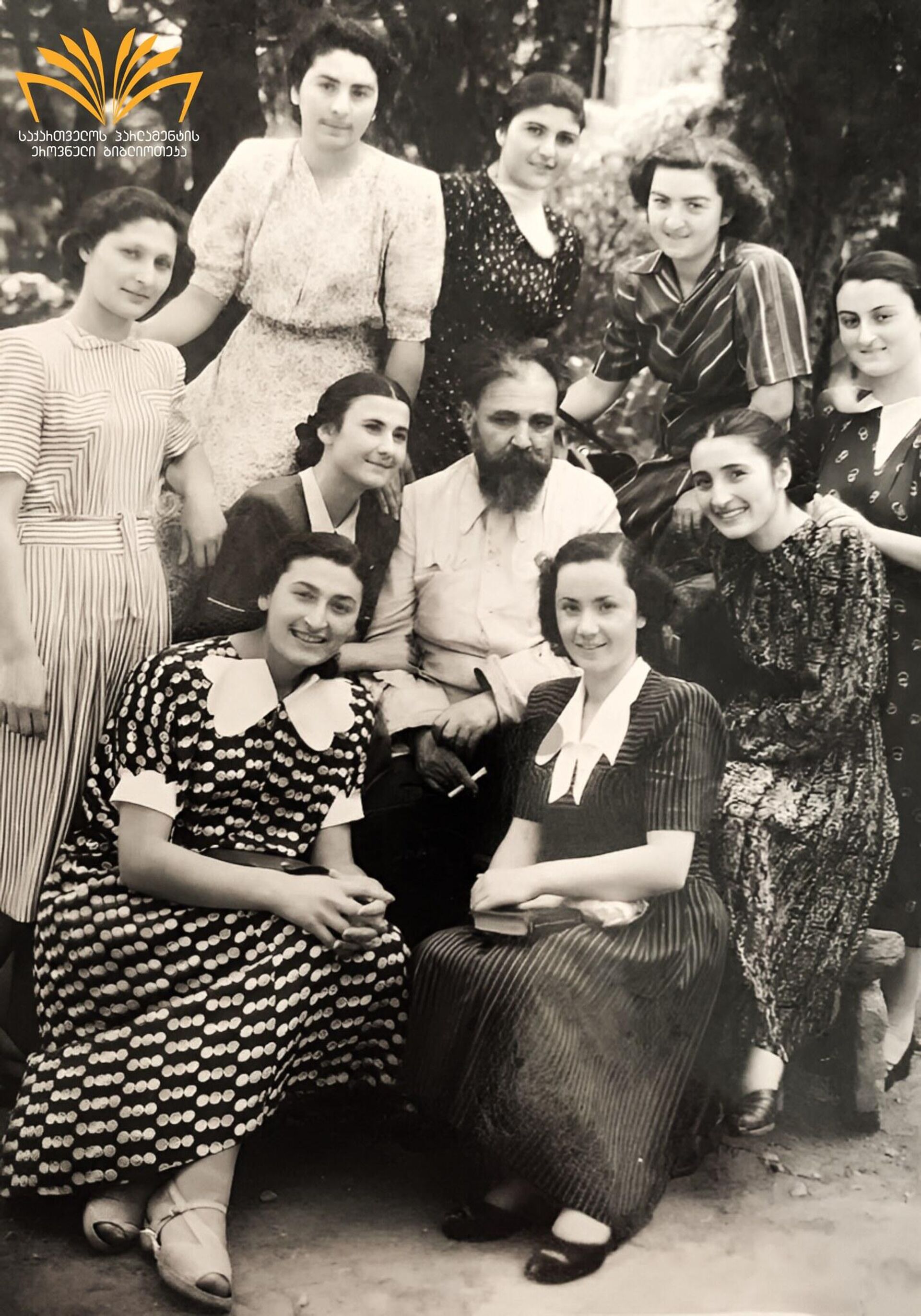 Неизвестное фото поэта Галактиона Табидзе в окружении поклонниц. Из архива Мзии Кикачеишвили (стоит слева) - Sputnik Грузия, 1920, 03.06.2023