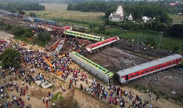 Причиной масштабной железнодорожной катастрофы в Восточной Индии является сход с рельсов нескольких вагонов пассажирского скорого поезда. - Sputnik Грузия