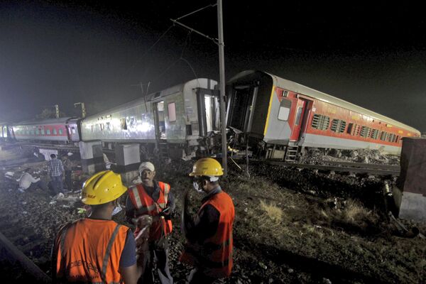 По предварительным данным, более 10 вагонов скорого поезда, направлявшегося в Ченнаи, сошли с рельсов. - Sputnik Грузия