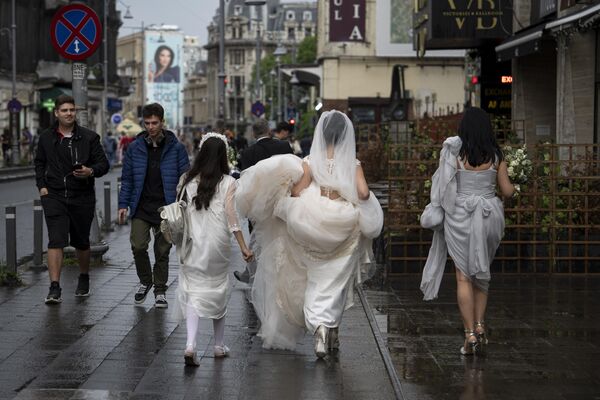 Невеста прогуливается после дождя по Бухаресту. - Sputnik Грузия