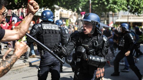 Столкновение протестующих с французскими жандармами - Sputnik Грузия