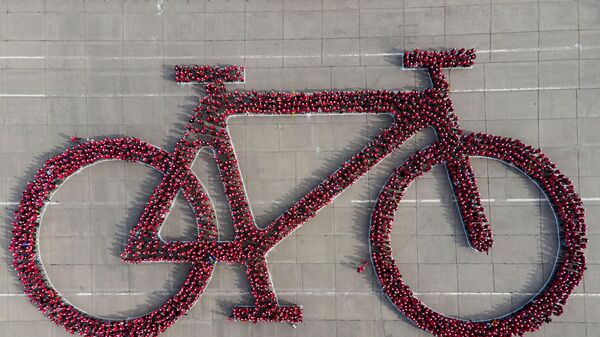 Тысячи людей собираются вместе, чтобы создать самое большое изображение велосипеда в попытке побить мировой рекорд Гиннесса, в парке О'Хиггинс в Сантьяго, Чили - Sputnik Грузия
