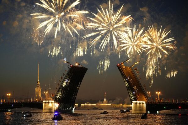 Праздничный салют над Дворцовым разводным мостом через Неву во время празднования 320-летия Санкт-Петербурга. - Sputnik Грузия