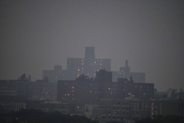 Небо в Нью-Йорке заволокло плотным дымом. - Sputnik Грузия
