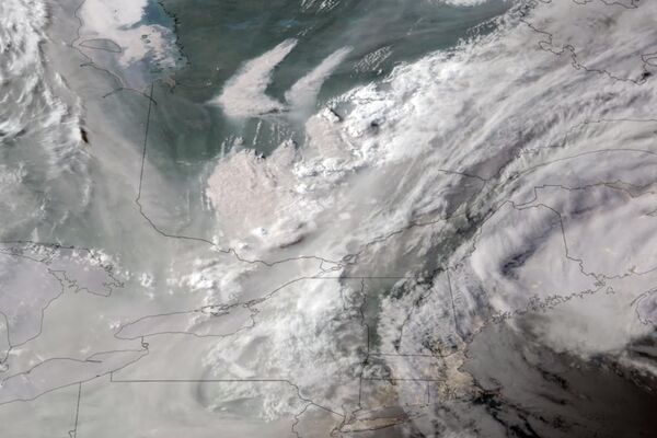 Вид из космоса на смог от природных пожаров в Канаде. - Sputnik Грузия