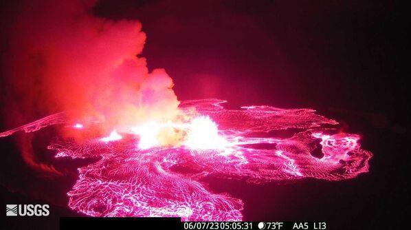 В настоящее время извержение локализовано в кратере Халемаумау. - Sputnik Грузия