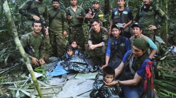 Солдаты вооруженных сил Колумбии со спасенными детьми - Sputnik Грузия