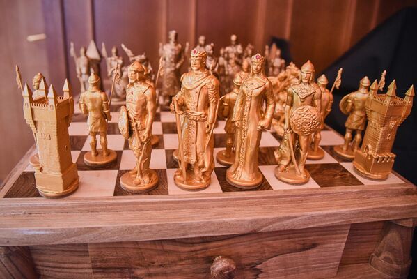На выставке были представлены даже вот такие необычные шахматы ручной работы, на тему произведения Шота Руставели &quot;Витязь в тигровой шкуре&quot;. - Sputnik Грузия