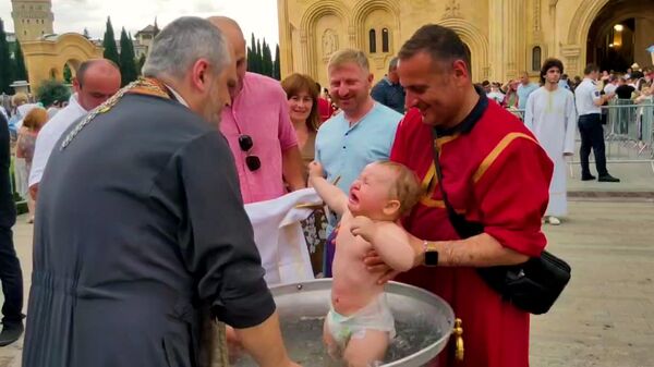 Массовое крещение детей в храме Святой Троицы Самеба
 - Sputnik Грузия