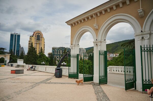Так выглядит центральный вход в парк, который ранее назывался парком Победы. - Sputnik Грузия