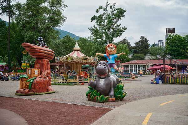 В парке сейчас есть и спортивные площадки, и детский городок с платными аттракционами.  - Sputnik Грузия