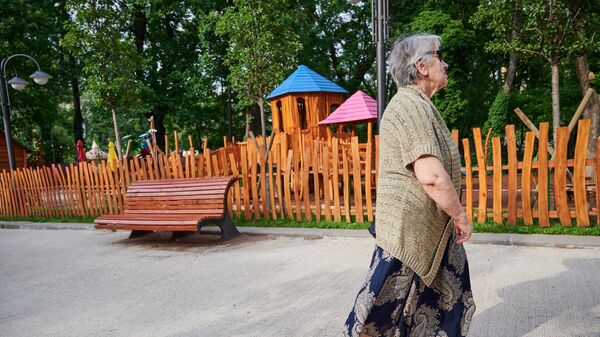 Пожилая женщина в парке - Sputnik Грузия