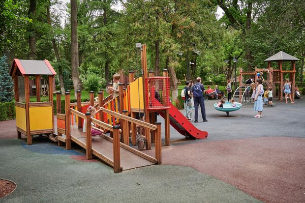 А эта детская площадка бесплатная и тут обычно играет много детей. - Sputnik Грузия