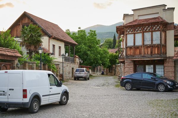 მიუხედავად ხალხმრავლობისა, ქალაქი მშვიდი და ჩუმია. ძველი ქალაქის ცენტრში საფეხმავლო ქუჩებია, სადაც ავტომობილით გავლის უფლება მხოლოდ ადგილობრივებს აქვთ მიუხედავად ხალხმრავლობისა, ქალაქი მშვიდი და ჩუმია. ძველი ქალაქის ცენტრში საფეხმავლო ქუჩებია, სადაც ავტომობილით გავლის უფლება მხოლოდ ადგილობრივებს აქვთ - Sputnik საქართველო