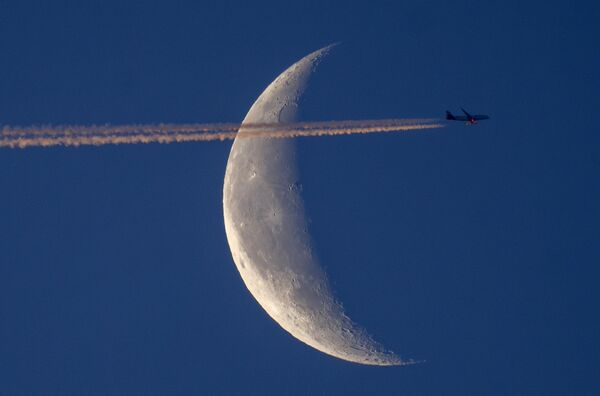 Самолет пролетает мимо Луны во Франкфурте. - Sputnik Грузия