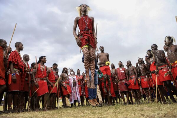 Воины племени масаи исполняют традиционные прыжки во время первого культурного фестиваля масаи в национальном заповеднике Масаи Мара в Кенийской рифтовой долине. - Sputnik Грузия