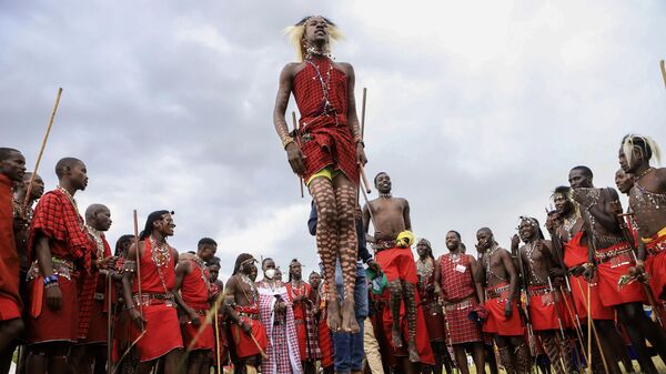 Воины племени масаи исполняют традиционные прыжки во время первого культурного фестиваля масаи в национальном заповеднике Масаи Мара в Кенийской Рифтовой долине - Sputnik Грузия