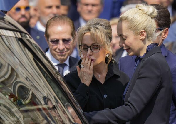Члены семьи бывшего премьер-министра Италии прощаются с Сильвио Берлускони. - Sputnik Грузия