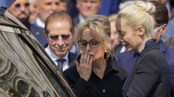 Члены семьи бывшего премьер-министра Италии прощаются с Сильвио Берлускони, Италия - Sputnik Грузия