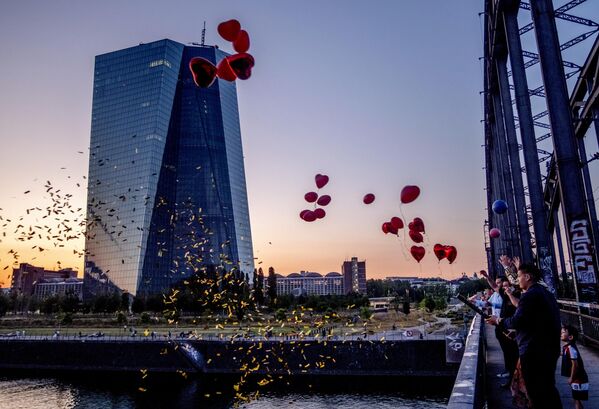 Родственники молодоженов запускают воздушные шары с моста во Франкфурте. - Sputnik Грузия