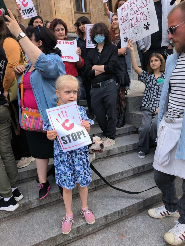 На акцию протеста многие жители Тбилиси также приходили целыми семьями с детьми. - Sputnik Грузия