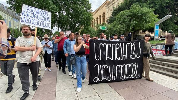 Участники шествия прошли по центральным улицам столицы Грузии. Полиция сопровождала их, не мешая акции. - Sputnik Грузия