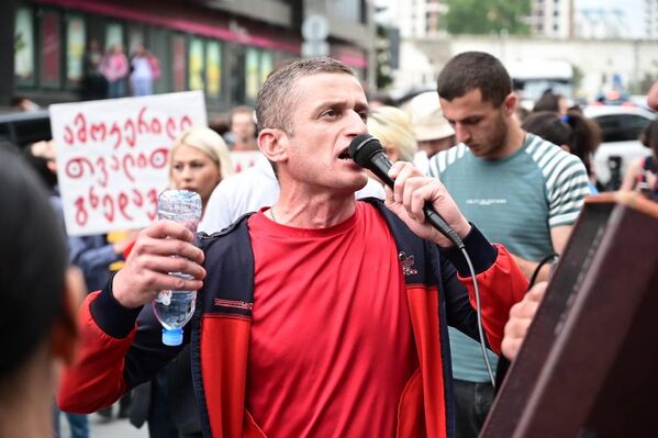 Как заявляют протестующие, они добиваются повышения зарплат на 20 процентов еще с 2019 года. - Sputnik Грузия