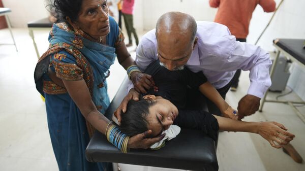 Девушка, пострадавшая от жары, в государственной районной больнице в Баллиа - Sputnik Грузия