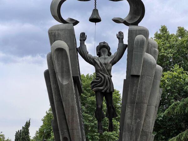 Чтобы ознаменовать это событие, в парке был установлен памятник родному языку Деда Эна, а 14 апреля был объявлен Днем родного языка.  - Sputnik Грузия