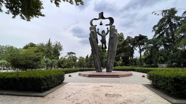 Парк Дэда Эна на набережной столицы Грузии - Sputnik Грузия