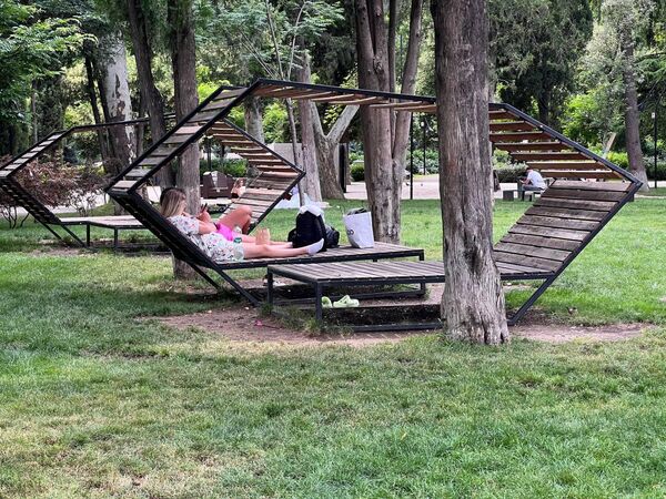 Тут множество мест отдыха, люди могут прилечь на травку или расположиться на таких скамейках. - Sputnik Грузия