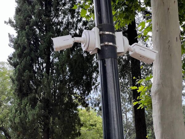 Повсюду установлены видеокамеры, посредством которых ведется наблюдение за ситуацией в парке и безопасностью посетителей. - Sputnik Грузия