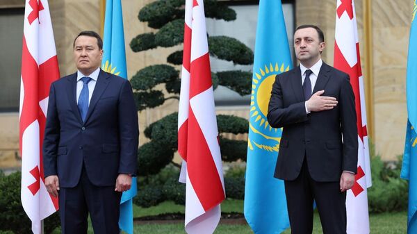 Премьер-министр Казахстана Алихан Смаилов с грузинским коллегой Ираклием Гарибашвили - Sputnik Грузия
