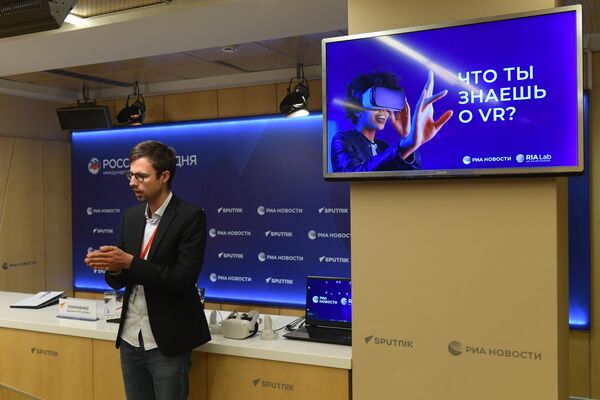 Участники мастер-класса также узнали о перспективах применения в журналистике технологий виртуальной реальности, возможностях беспилотников. - Sputnik Грузия